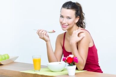 Mädchen isst Salat